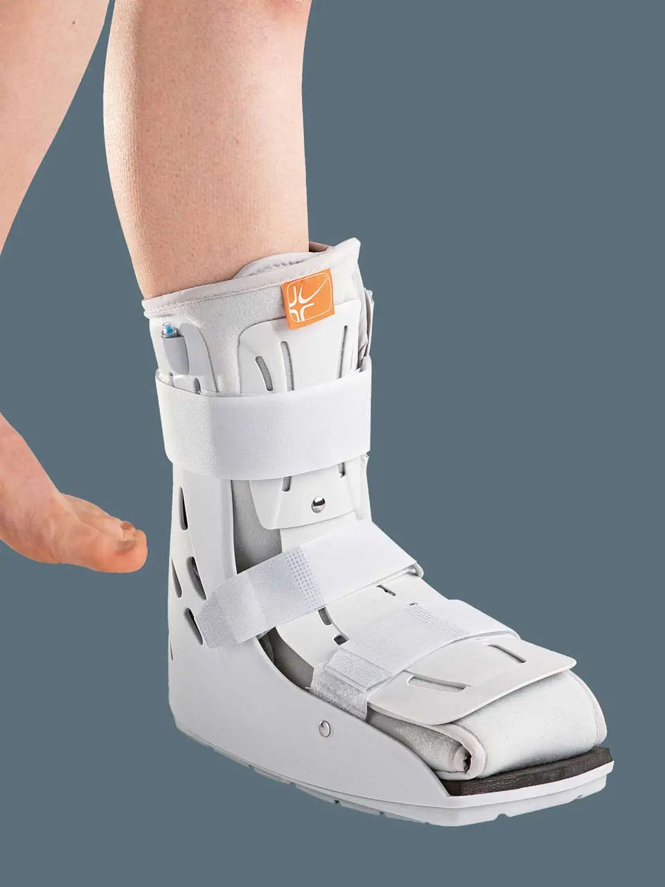 Orteza sztywna na goleń I stopę typu “Walker” krótka, pneumatyczna dwukomorowa Airstep Short - obrazek 1