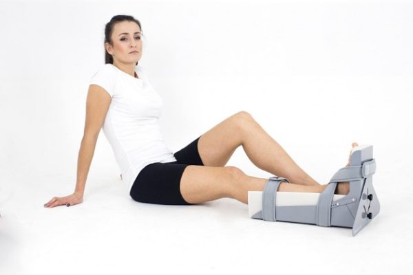 Hip orthosis hip deratation apparatus with adjustment
