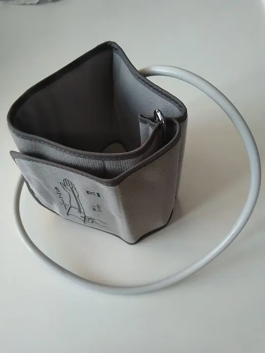 Original blood pressure cuff with 1 hose - Image 1