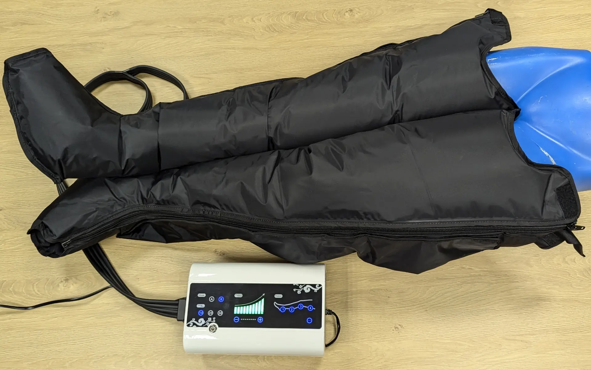 Aparat do masażu uciskowego PT1002 z mankietami na nogi XXL - obrazek 1