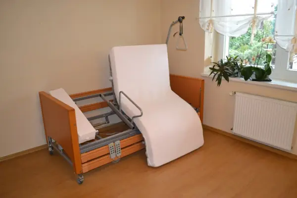 Obrotowe łóżko rehabilitacyjne TWIST funkcja fotela i pionizacji - obrazek 1